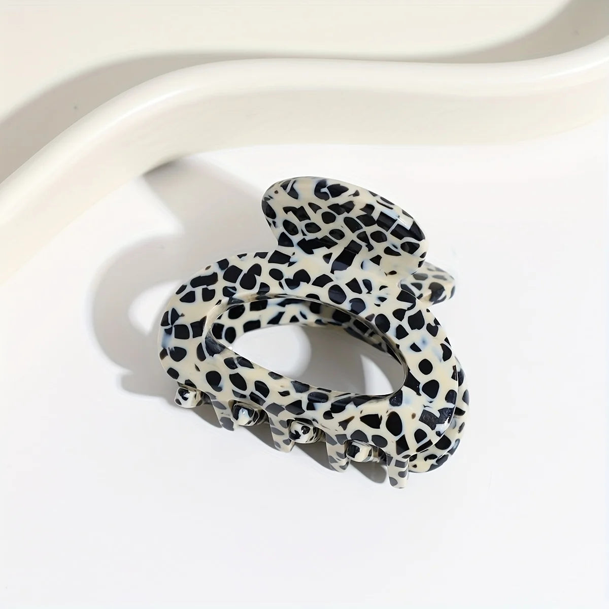 Small and sweet oval hair clip for women, secure grip hair accessories, ponytail clips, pretty hair clips, sophisticated style