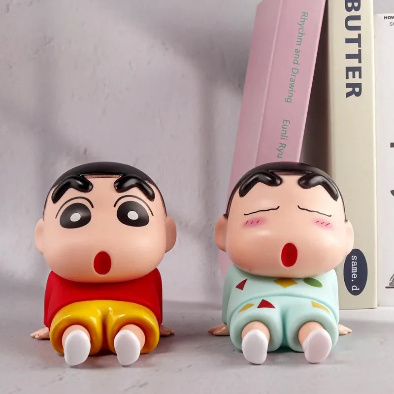 Crayon Shin-Chan figura de Anime soporte para teléfono Kawaii adornos de escritorio soporte para teléfono Mini colección GK decoración juguetes regalos