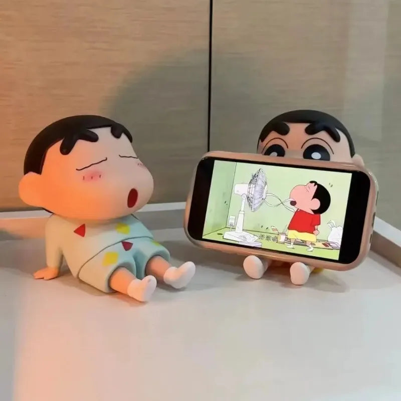 Crayon Shin-Chan figura de Anime soporte para teléfono Kawaii adornos de escritorio soporte para teléfono Mini colección GK decoración juguetes regalos