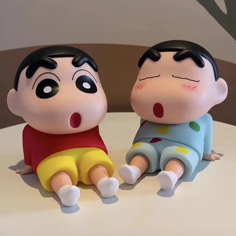 Crayon Shin-Chan figura de Anime soporte para teléfono Kawaii adornos de escritorio soporte para teléfono Mini colección GK decoración juguetes regalos